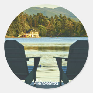 Ansicht von Adirondack Stühlen im Adirondacks, NY Runder Aufkleber