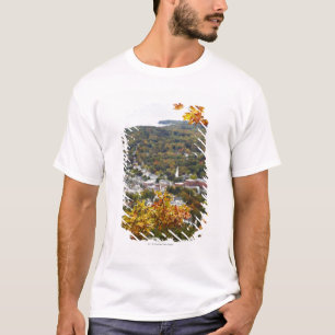 Ansicht von Camden-Hügel-Staat durch Fall-Bäume T-Shirt
