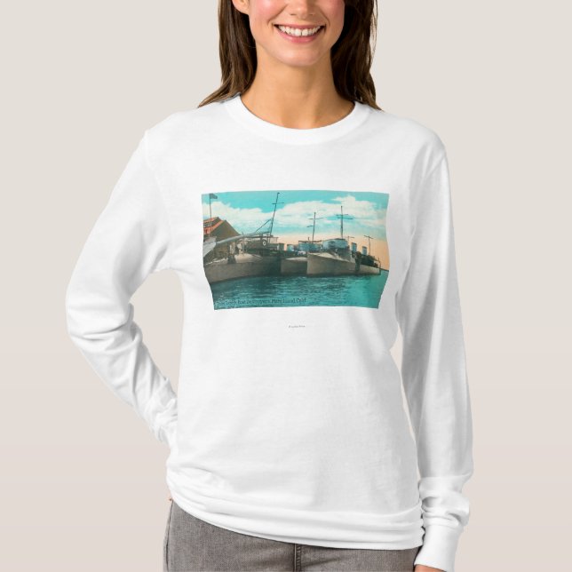 Ansicht von drei Torpedo-Boots-Zerstörern im Dock T-Shirt (Vorderseite)
