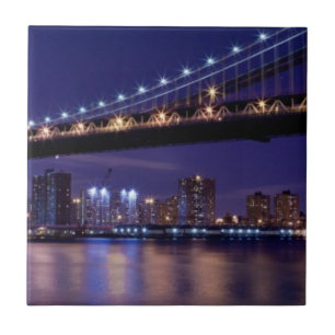 Ansicht von Manhattan-Brücke nachts Fliese