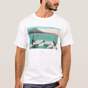 Ansicht von Surfer-Brett-Reiten, ein nehmendes a T-Shirt