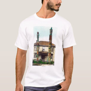 Ansicht von zwei TotempolesWrangell, AK T-Shirt