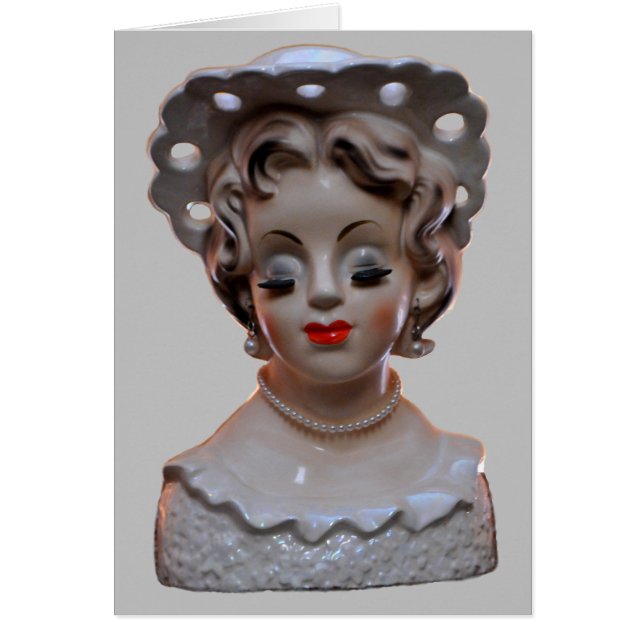 Anspruchsvolle Lady in einer Extravaganten Hutvase (Vorne)
