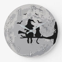 Anstarren entlang der Mond-Wanduhr