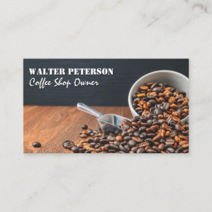 Ansteckdosen mit gerösteten Kaffeebohnen am Tisch Visitenkarte