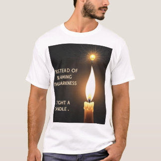 "Anstelle der Dunkelheit, zünde eine Kerze an" Min T-Shirt