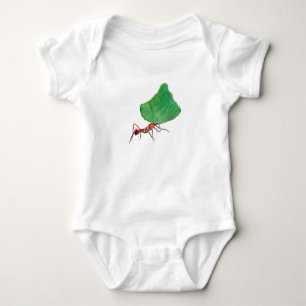 Ant mit einem großen Baby Strampler