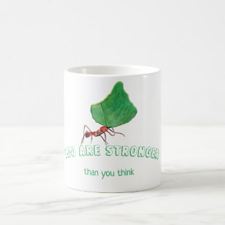 Ant mit einem großen Blatt Kaffeetasse