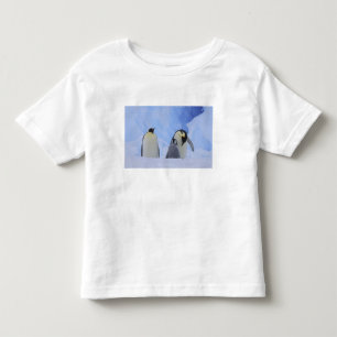 Antarktika. Kaiser-Pinguine und Küken Kleinkind T-shirt