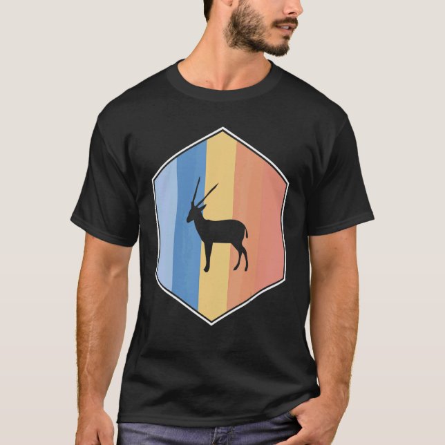 Antelope mit Retrofarben in einem Hexagon T-Shirt (Vorderseite)