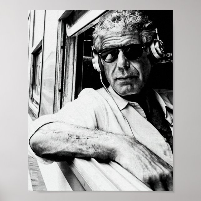 Anthony Bourdain mit Kopfhörern 1 Poster (Vorne)