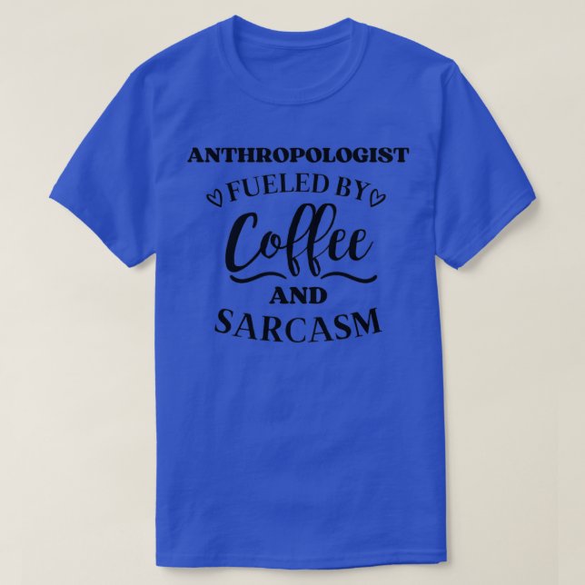 Anthropologin, gespeist von Kaffee und Sarcasm T-Shirt (Design vorne)