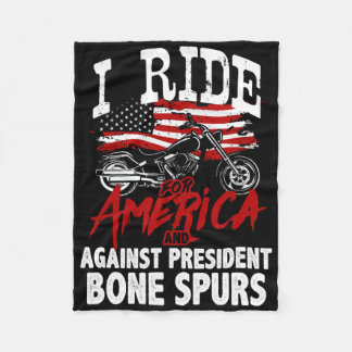 Anti Trump Biker demonstriert gegen Knochenwucheru Fleecedecke
