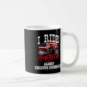 Anti Trump Biker widersetzt sich der Führungskraft Kaffeetasse