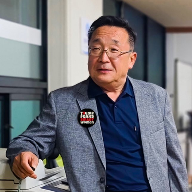 Anti-Trump feministischen Protestmotto rot schwarz Button (Von Creator hochgeladen)