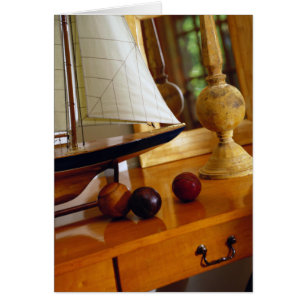 Antike Baseballs am Tisch mit Segelboot