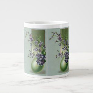 Antike blühende violette Blumen in einem Osterei Jumbo-Tasse