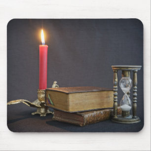 Antike Bücher, Sanduhr und Kerze Mousepad