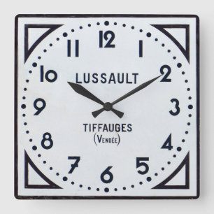 Antike französische Uhr. Quadratische Wanduhr