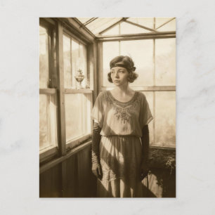Antike Frau in einem Gewächshaus Sepia-Foto Postkarte