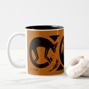 Antike Füchse und Blume auf orangefarbener Tasse