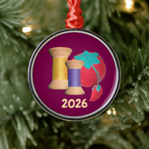 Antike Holzspulen, klassisches Tomaten-Nähkissen Ornament Aus Metall
