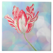 Antike Keramikfliese mit Tulpenmotiv