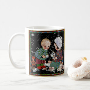Antike Kinder bei einer vorgespielten Teeparty Kaffeetasse