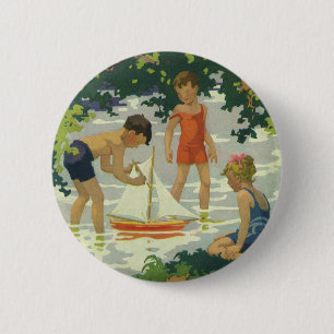 Antike Kinder, die Spielzeugsegelboote auf einem S Button