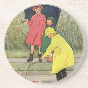 Antike Kinder spielen mit Pfützen-Spielbooten im R Getränkeuntersetzer