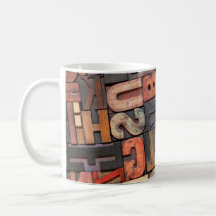 antike Letterpress-Druckblöcke mit farbiger Tinten Kaffeetasse