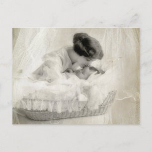 Antike Mutter küsst Baby in der Wiege Postkarte
