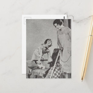 Antike Mutter und Kind beim Staubsaugen Postkarte
