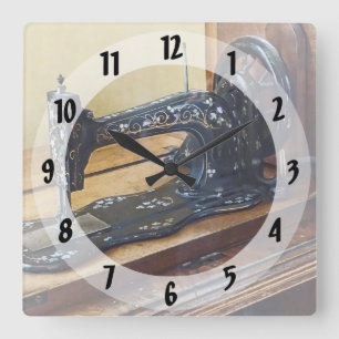 Antike Nähmaschine mit Blumenmotiv Quadratische Wanduhr