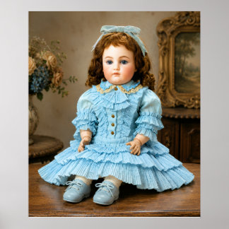 Antike Porzellanpuppe in blauem Outfit Poster