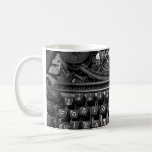 Antike Schreibmaschine, die im Korrespondenzverkeh Kaffeetasse