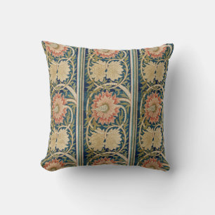 Antike Seidenstickerei mit rosa Blumen von William Kissen