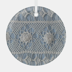 Antike Spitze: kleine weiße Rosen. Ornament Aus Glas