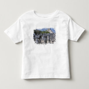 Antike Steinpfeiler in Chichen Itza. Zentral Kleinkind T-shirt