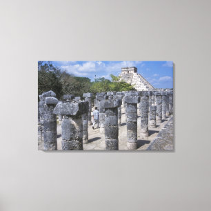 Antike Steinpfeiler in Chichen Itza. Zentral Leinwanddruck