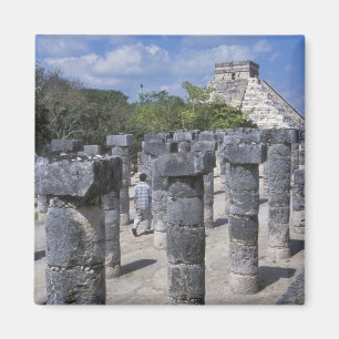 Antike Steinpfeiler in Chichen Itza. Zentral Magnet