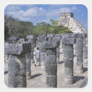 Antike Steinpfeiler in Chichen Itza. Zentral Quadratischer Aufkleber