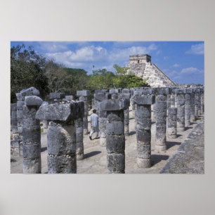 Antike Steinsäulen in Chichen Itza. Zentral Poster