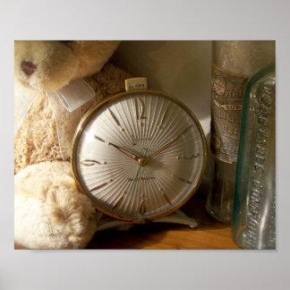 Antike Uhr, antike Flaschen und Teddybär Poster