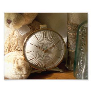 Antike Uhren, antike Flaschen und ein Teddybär Fotodruck