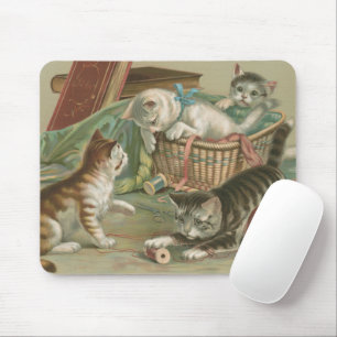 Antike viktorianische Kätzchen spielen im Nähkorb Mousepad