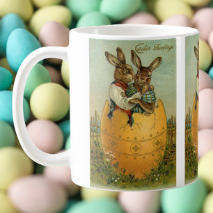Antike viktorianische Osterhasen in einem goldenen Kaffeetasse