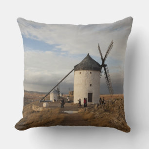 Antike Windmühlen von La Mancha, mit Besuchern Kissen