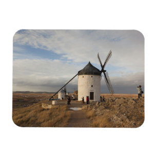 Antike Windmühlen von La Mancha mit Besuchern Magnet