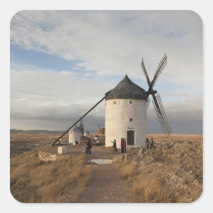 Antike Windmühlen von La Mancha, mit Besuchern Quadratischer Aufkleber